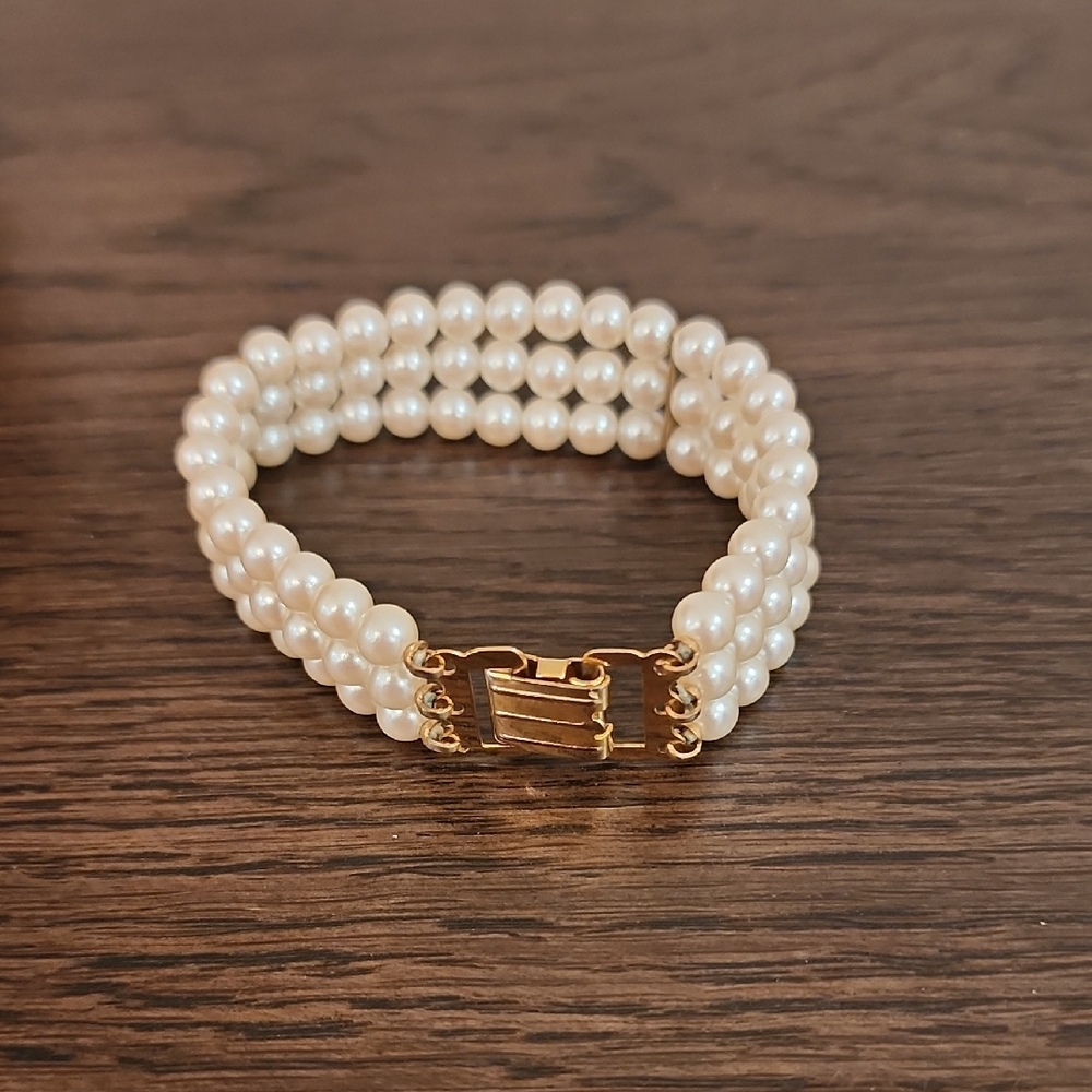 Elegant White and Gold Bracelet